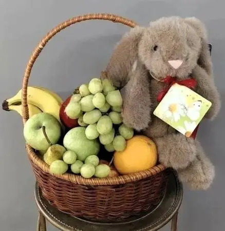 Фруктовая корзина с игрушкой 